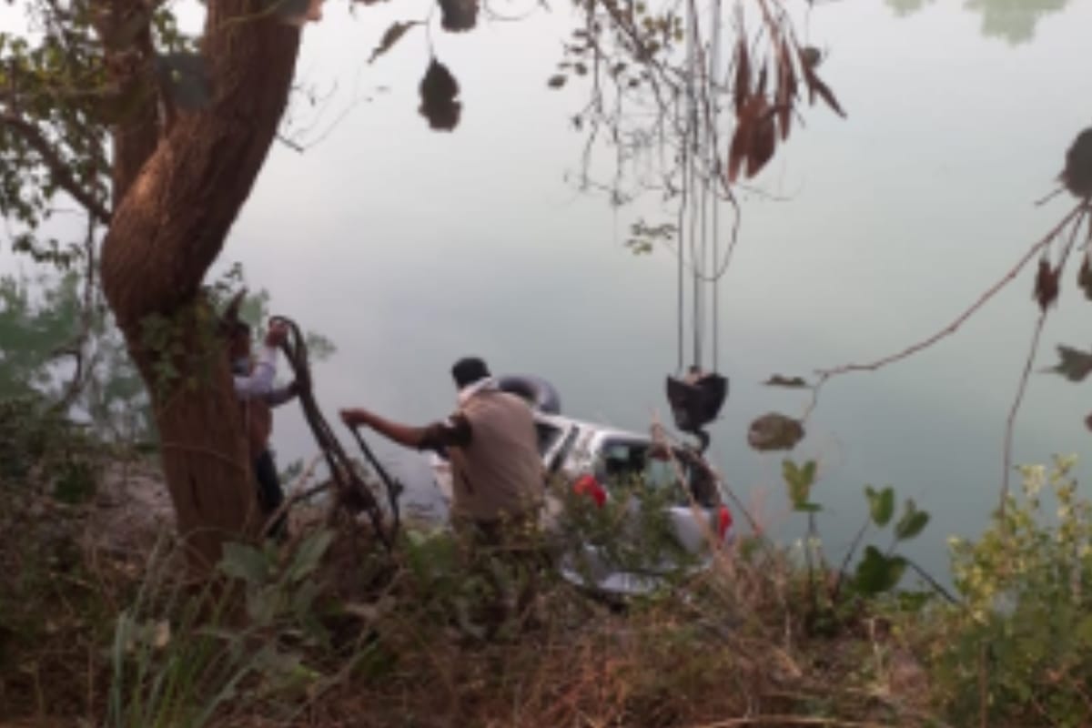 car sank in river in Muzaffarngar, teo died one injured two missing