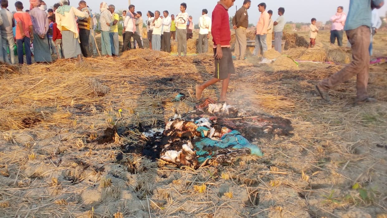Fire in Mirzapur innocent death by burning in front of mother saved second son life by jumping into flames