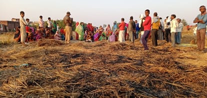 Fire in Mirzapur innocent death by burning in front of mother saved second son life by jumping into flames