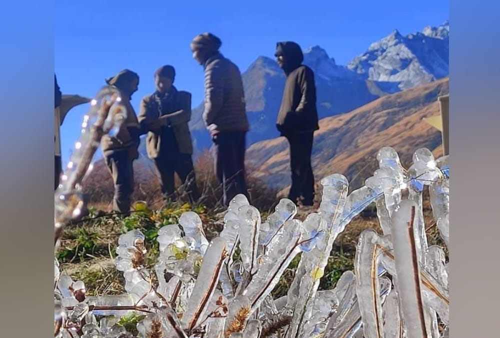 India china Border Latest News: Road Construction Work Stop Due to Snowfall, Water Freeze Photos