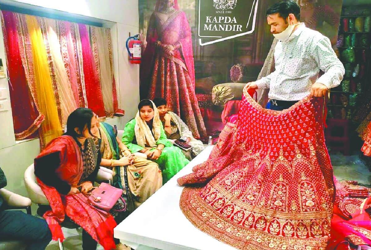 Karwa Chauth 2021 fashion Desi western outfits to woo husband on this Karva Chauth varanasi markets shopping going on