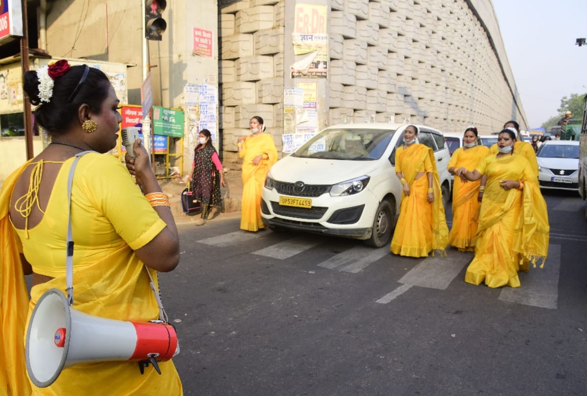 Kinnar Samaj took care of the traffic system, helmets and seat belts at seven intersections