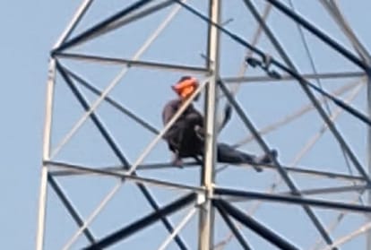 At the Bangar intersection, a young man boarded a 40 feet high power tower, and the people who were down.