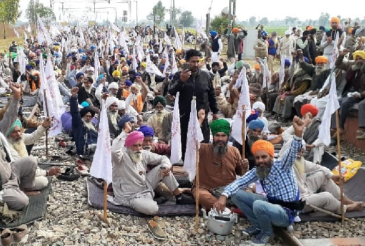 Kisan Mazdoor Sangharsh Committee protests on Rail track in Amritsar