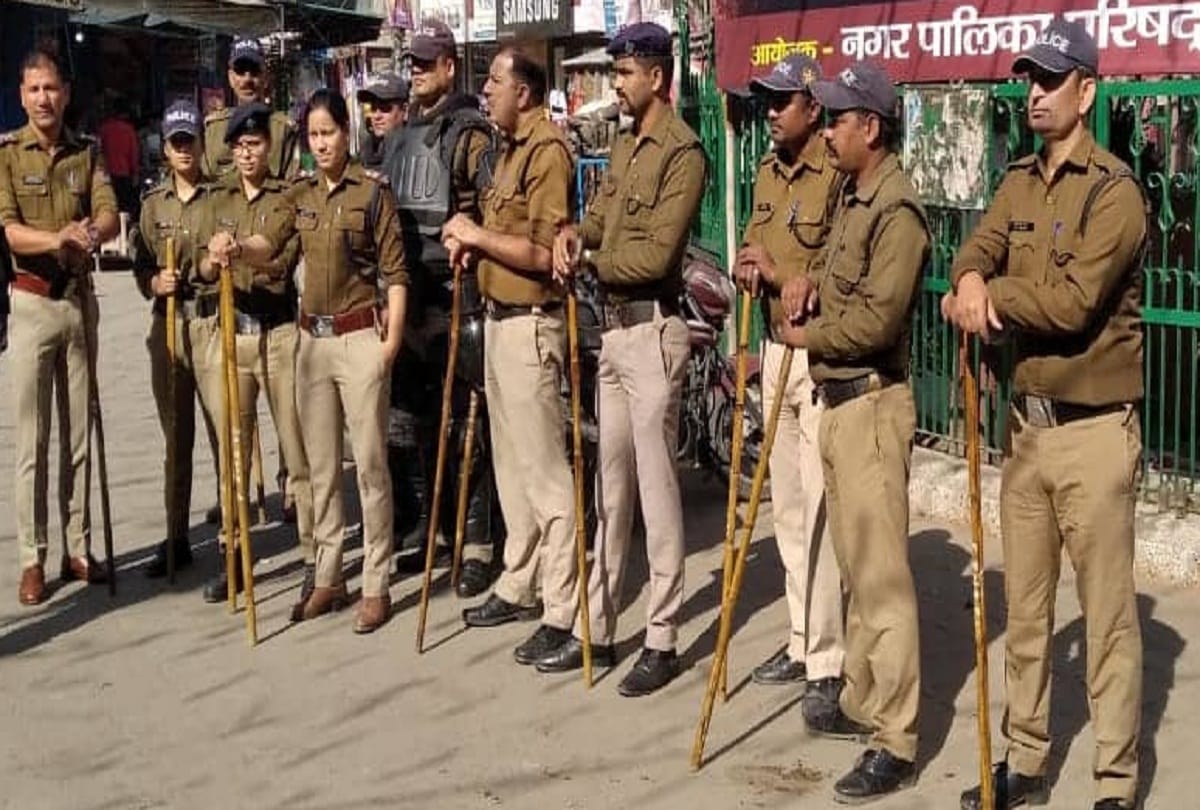 uttarakhand news : fighting between student two group, firing out side college at roorkee