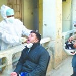 कोरोना वायरस: जांच के लिए सैंपल देते लोग