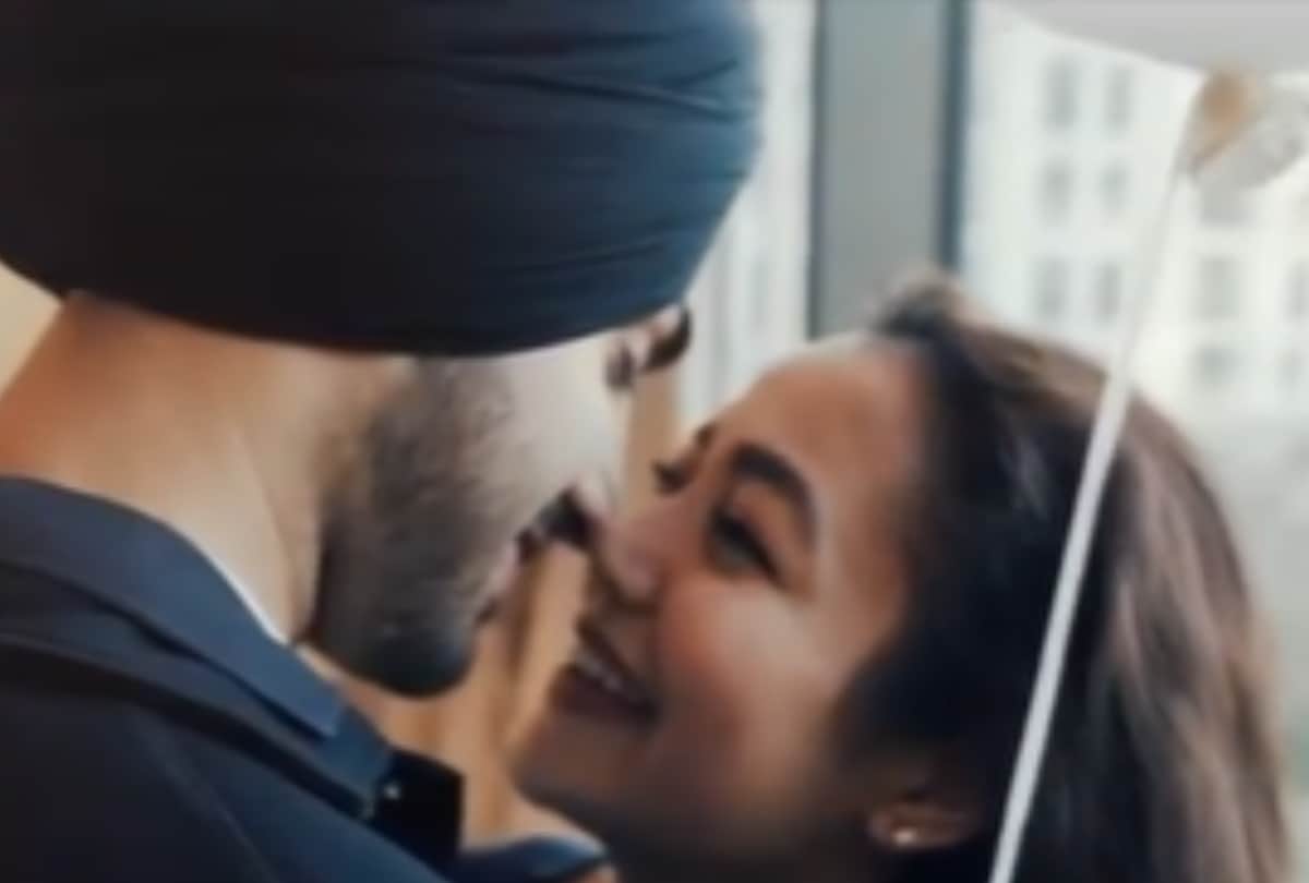 Neha Kakkar Blushed when Paparazzi asked about PAAJI Video Viral on Instagram