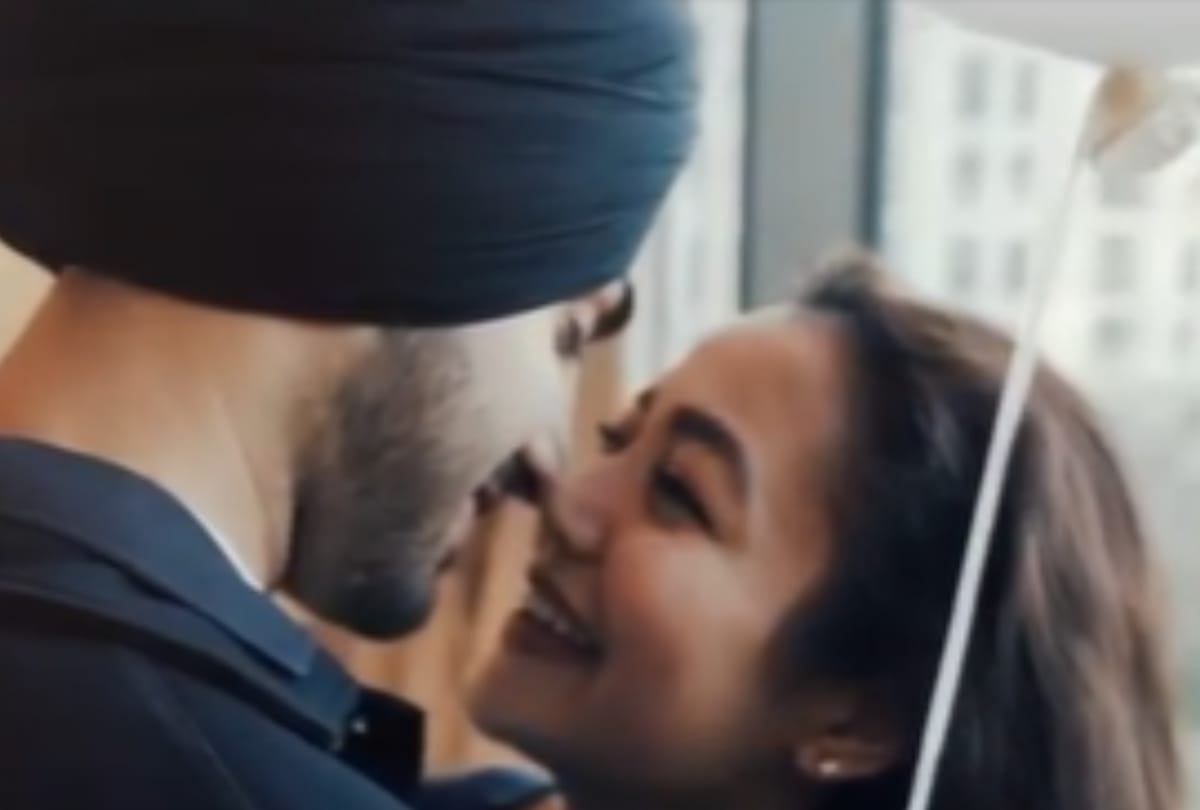 Neha Kakkar Blushed when Paparazzi asked about PAAJI Video Viral on Instagram