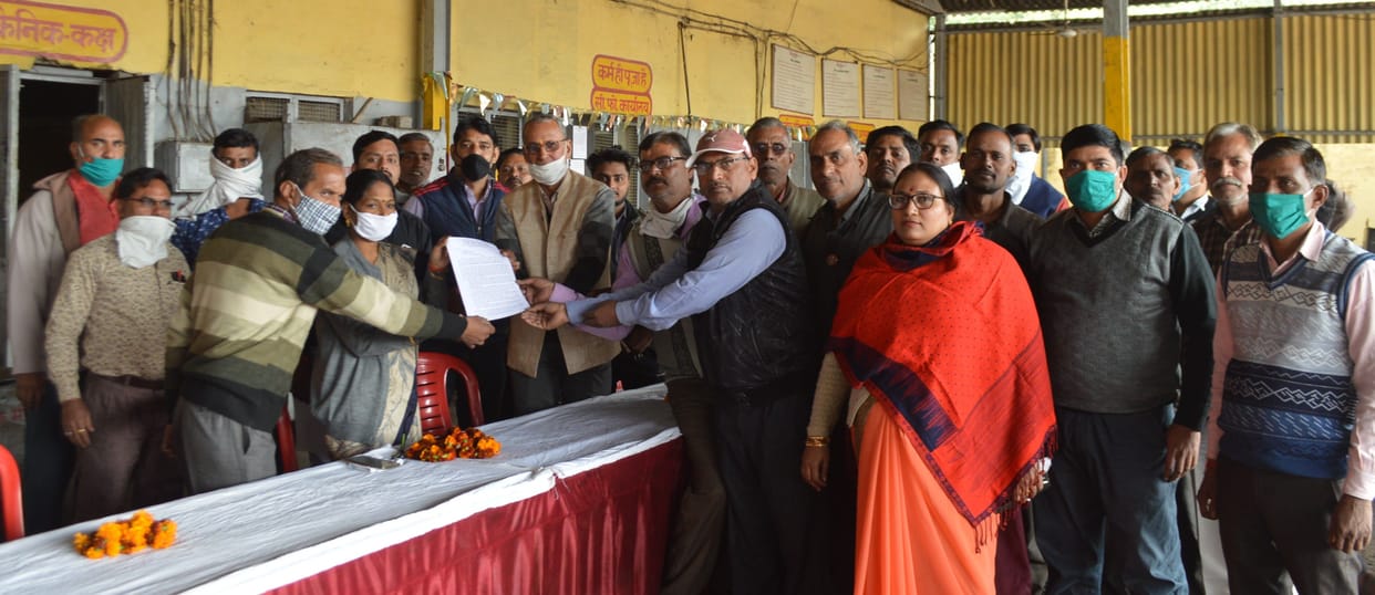 Hathras: Roadways personnel and officials protest, take memorandum over various demands