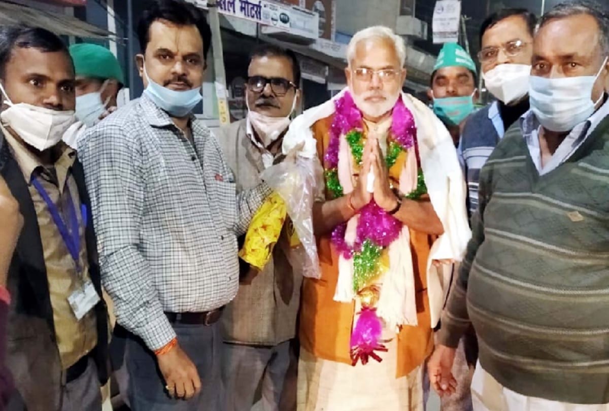 PM Modi Duplicate Abhinandan Pathak in Shahjahanpur people takes selfie