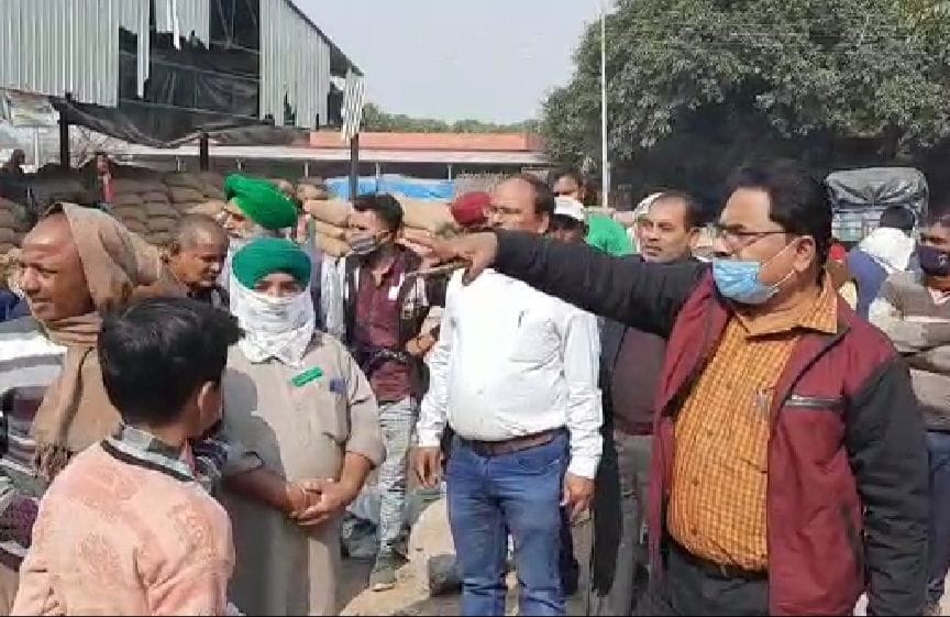 angry farmers protest at mandi
