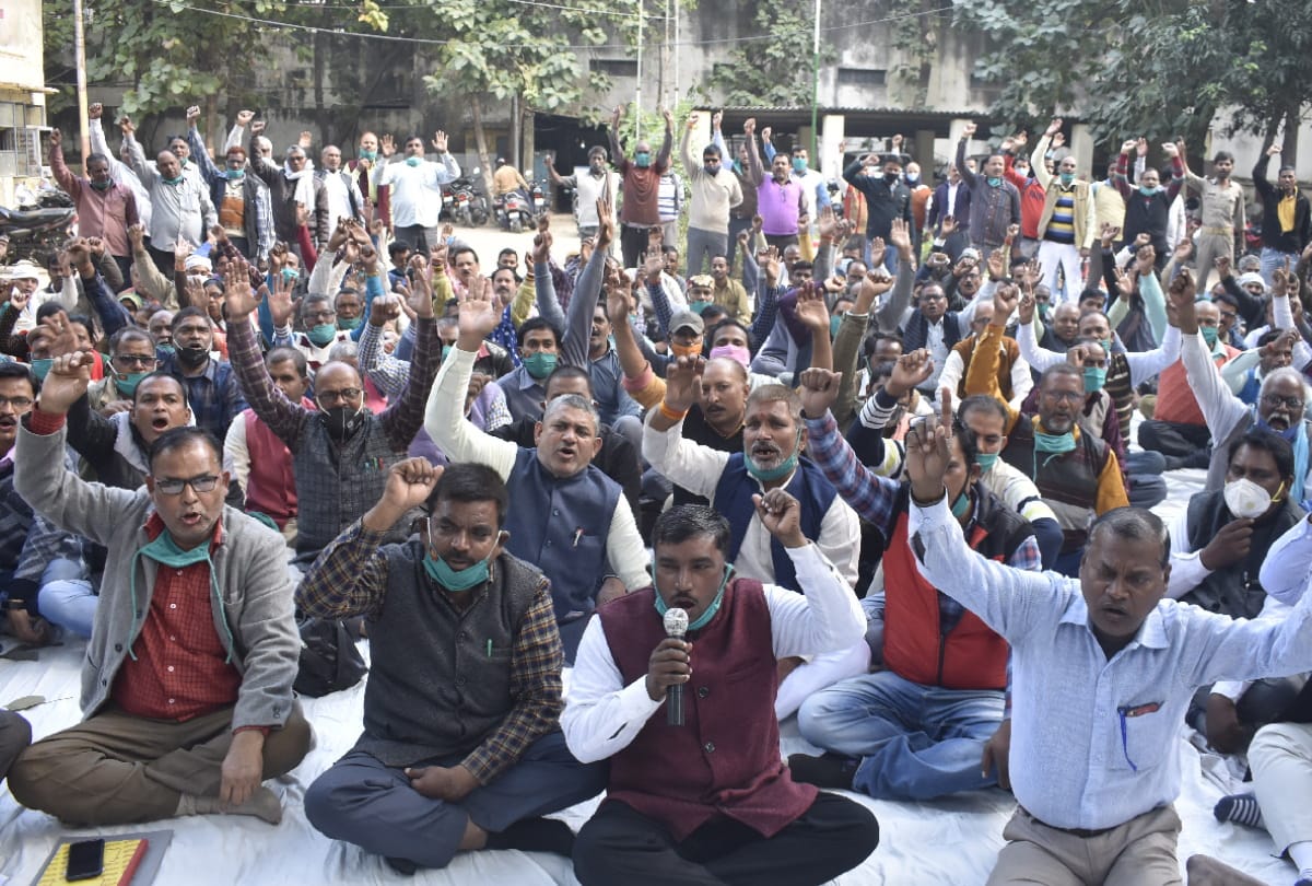 Roadways officials-employees protest against privatization