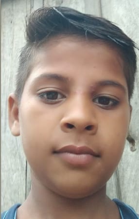 The truck crushed the student of fifth returning by giving food to his father