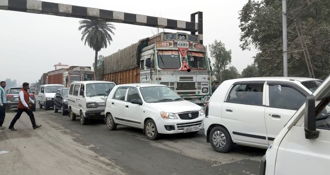 Three hours jammed due to overturning of tractor laden laden with bagasse
