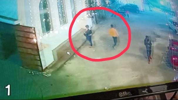 The miscreant flew the bride's mother's jewelry bag into the hotel