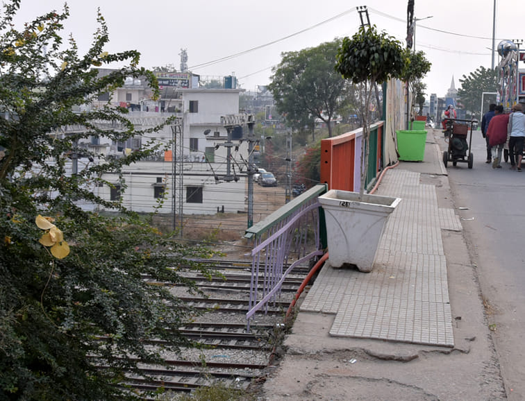 Broken railing of bridges, risk of accidents