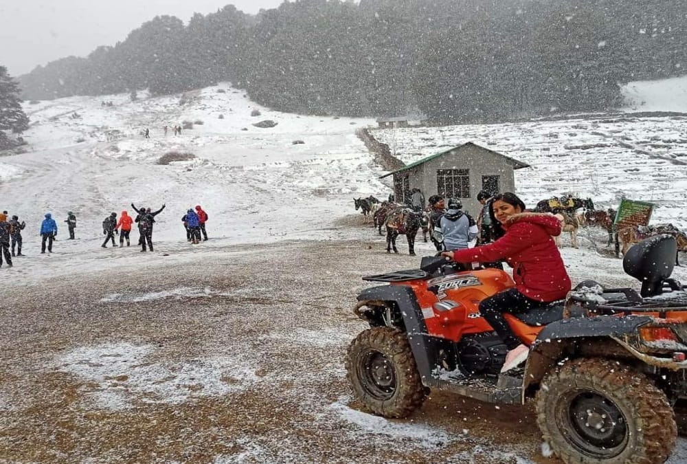 Uttarakhand Weather Latest News: Tourist Enjoy Fresh Snowfall in Auli, See Awesome Visuals