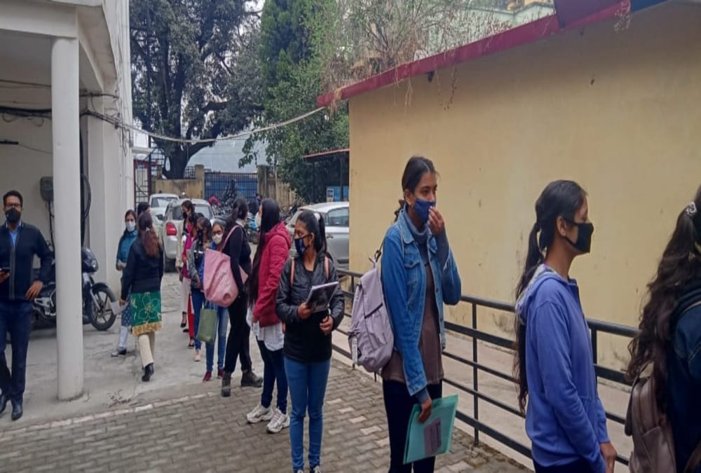 Dehradun latest news: Unemployed Youth Crowd in Rojgar mela for Job Recruitment photos