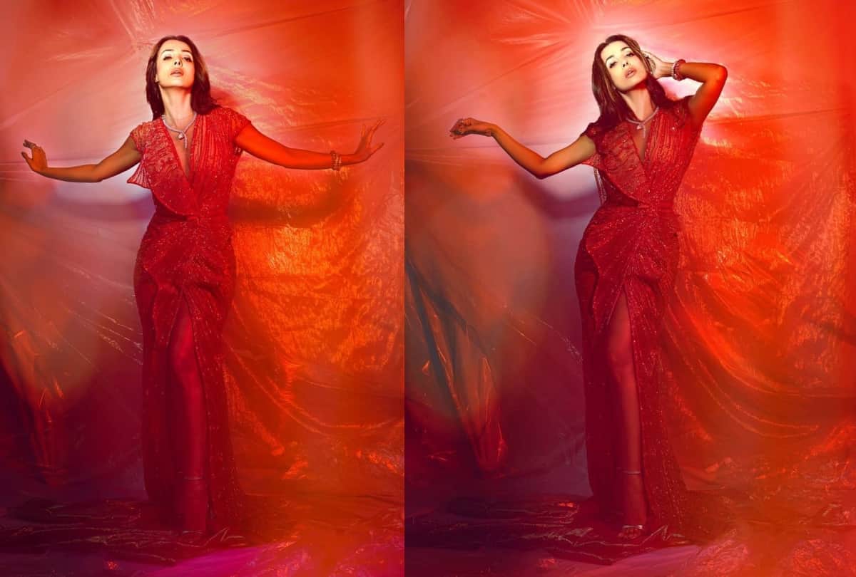 after kareena kapoor and deepika padukone malaika arora wears snake neck piece in dance reality show