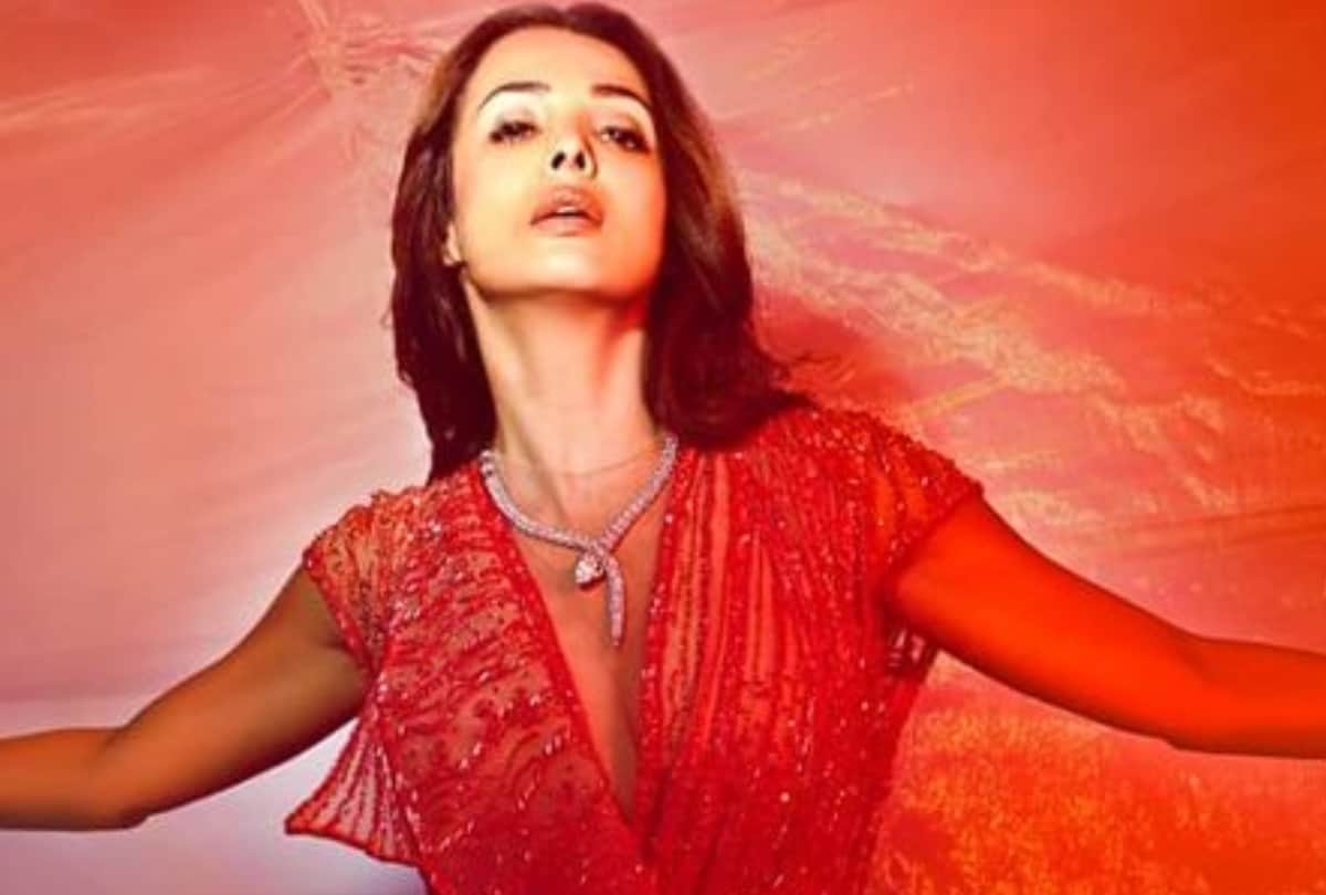 after kareena kapoor and deepika padukone malaika arora wears snake neck piece in dance reality show