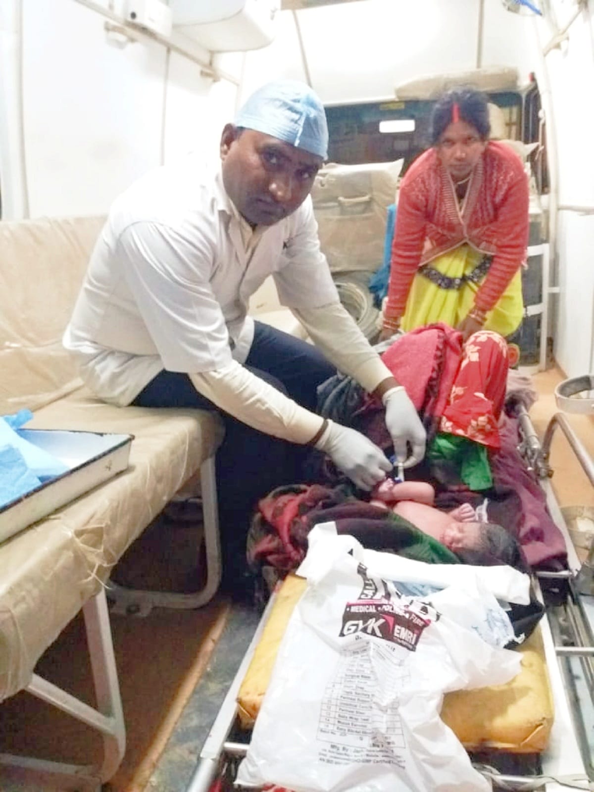 pregnant woman give birth to child in ambulance in mau up