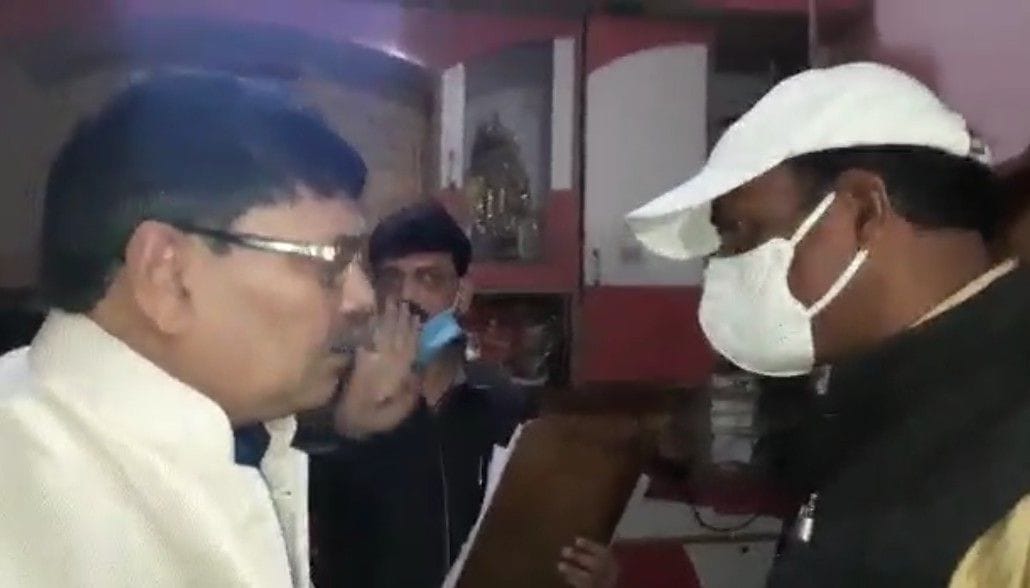 dispute between fda team and businessman during collecting food sample