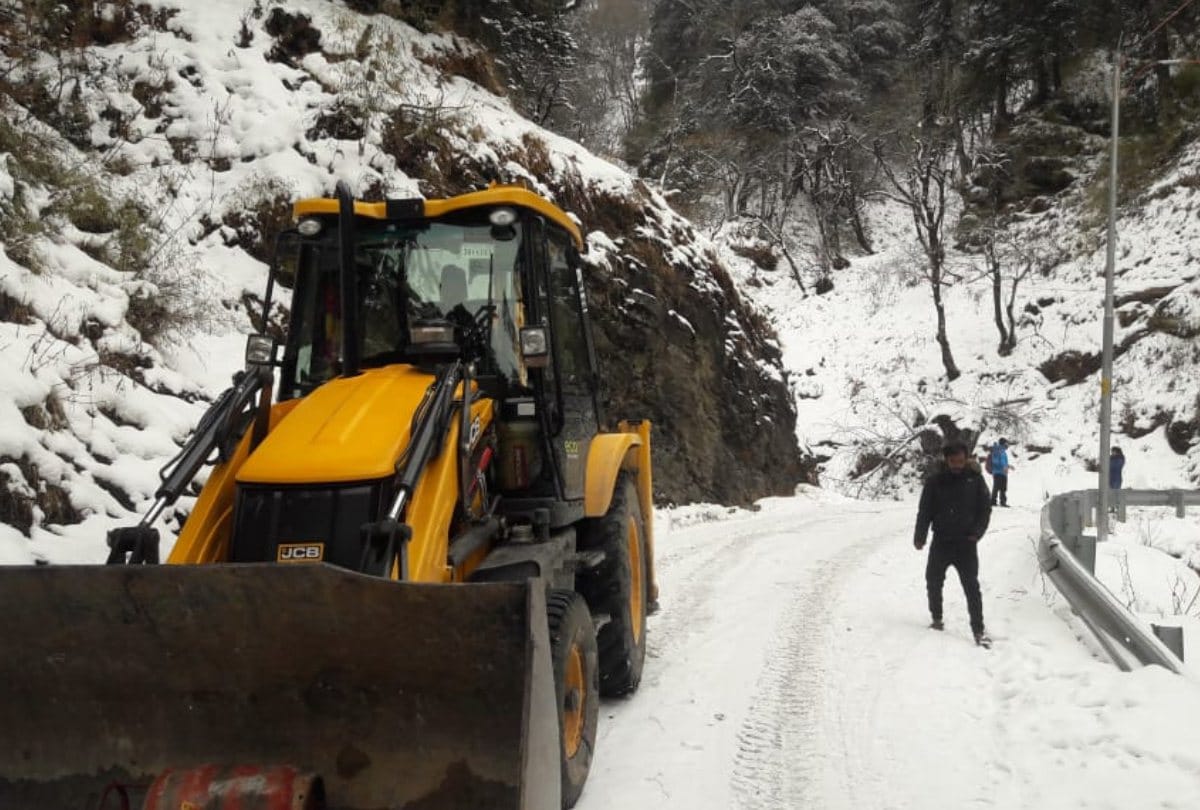 fresh snowfall in Khajjiar  hill station lahaul dhundi in himachal pradesh