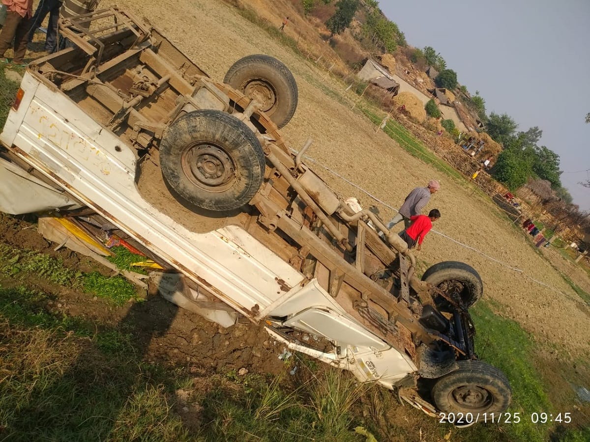 Pickup vehicle overturned in chandauli three injured