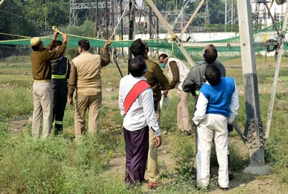 At the Bangar intersection, a young man boarded a 40 feet high power tower, and the people who were down.