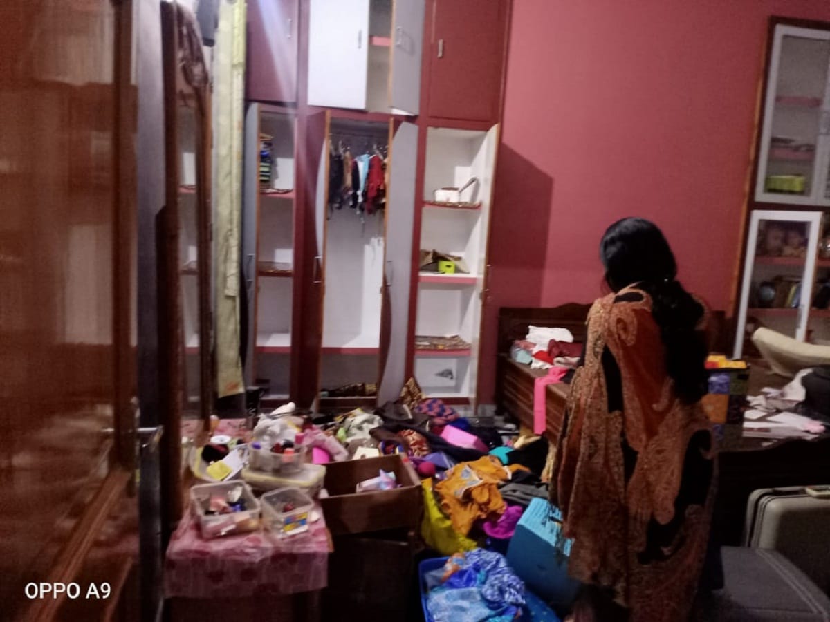 Masked miscreants robbed the engineer family in varanasi
