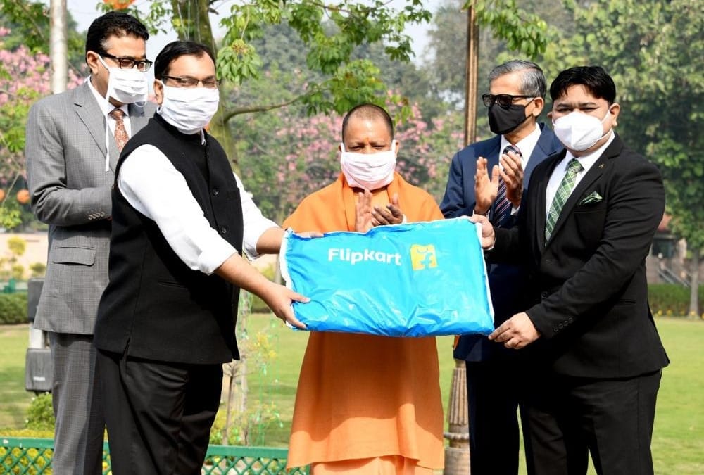 Flipcart gives 50 thousand PPE kits to UP government.