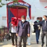 आरोपी जेई को ले जाती सीबीआई की टीम
