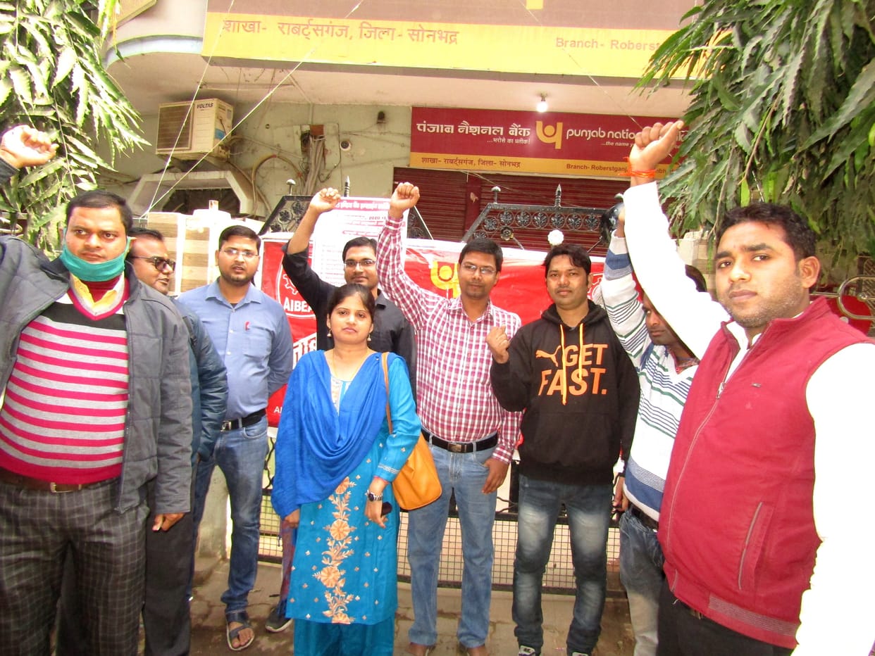 Postal and bank workers strike to protest against privatization