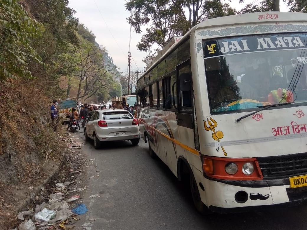 Six vehicles damaged in three accidents