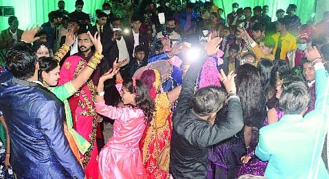 Crowds overflowing at weddings, social distance is not far from masks