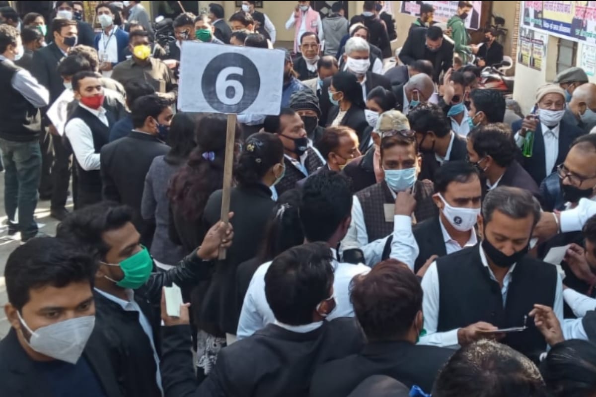 Meerut Bar Association elections today, voters do not follow social distancing for corona