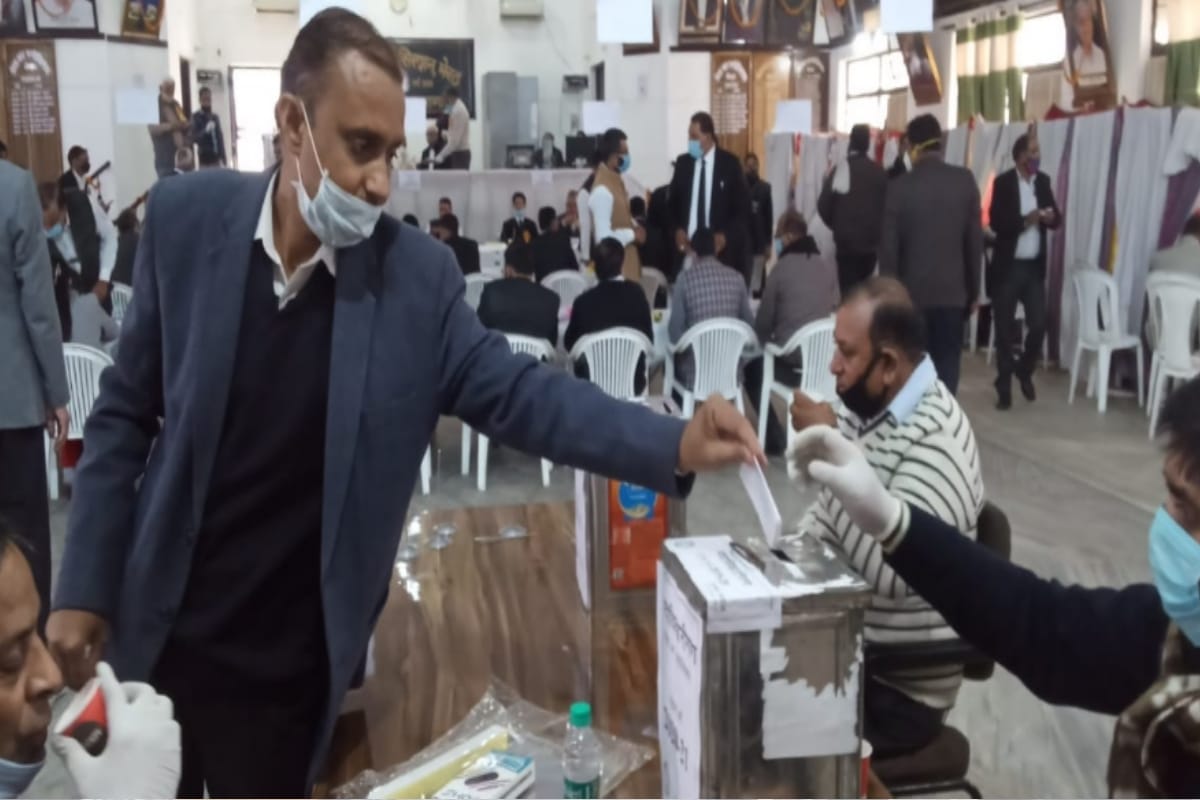 Meerut Bar Association elections today, voters do not follow social distancing for corona