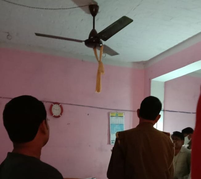 bank cashier's wife committed suicide, hanged