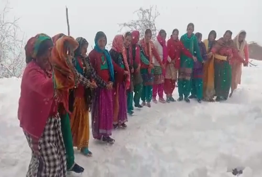 Uttarakhand Weather News Update in Hindi: Groom Walked with Bharat During Snowfall For Marriage in Uttarkashi, Visuals