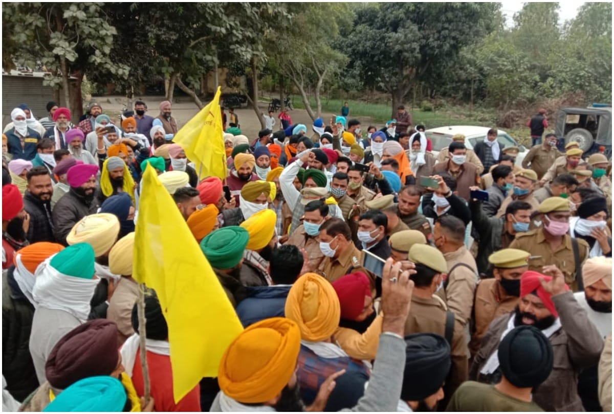 police stopped farmers traveling to Delhi, disturbance, farmers protest on road