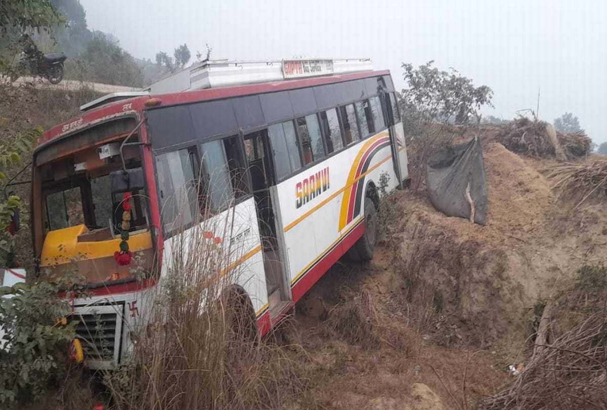 Bus filled with wedding processions overturned in Mirzapur, 12 people injured