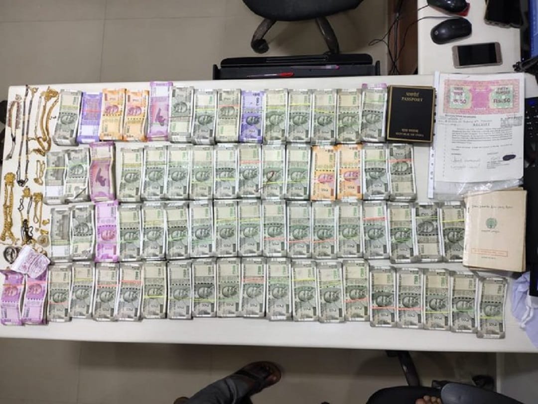 Hyderabad: 34 lakh rupees cash and 9 lakh jewelry recovered from police inspectors bank locker