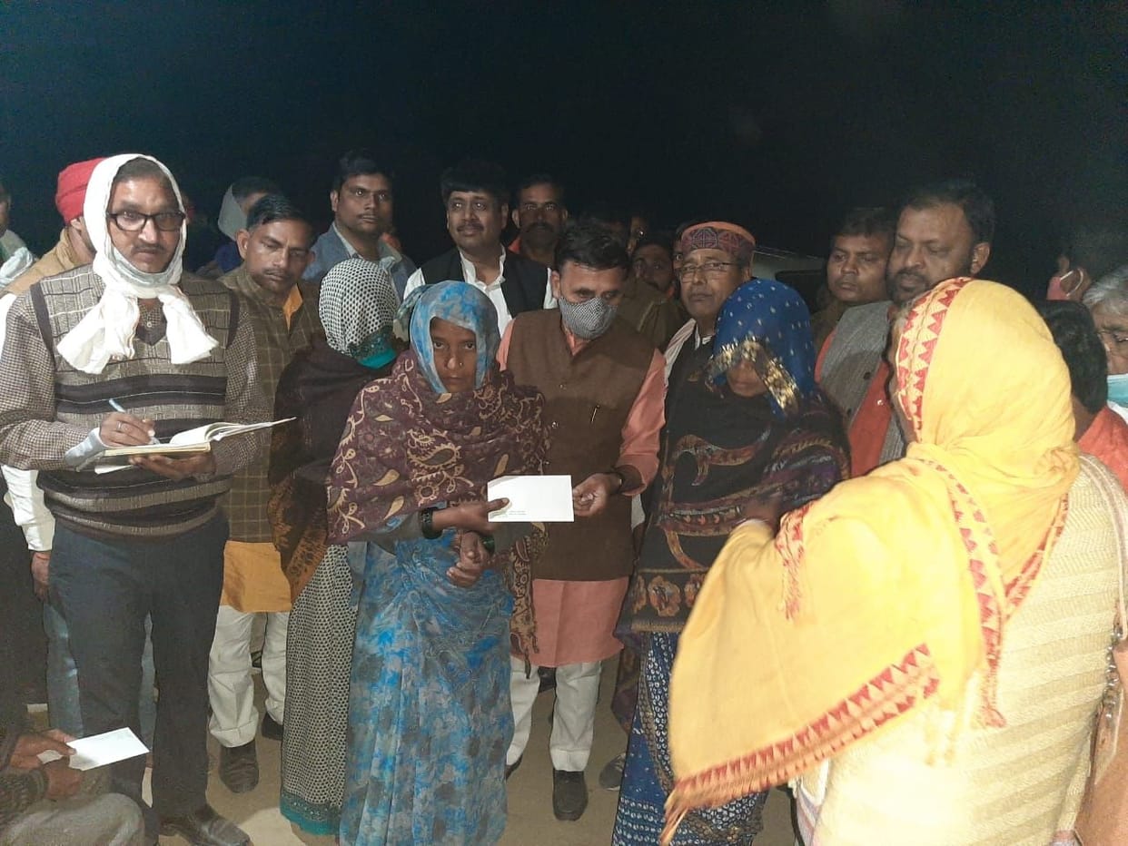 kaushambi mp vinod sonkar distrubuted 10-10 thusands rupees to each victims