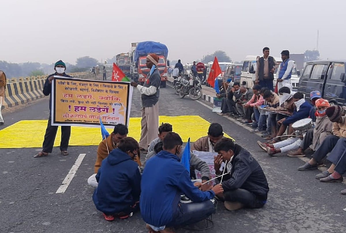 farmers protest on Agra-Gwalior Highway in Agra