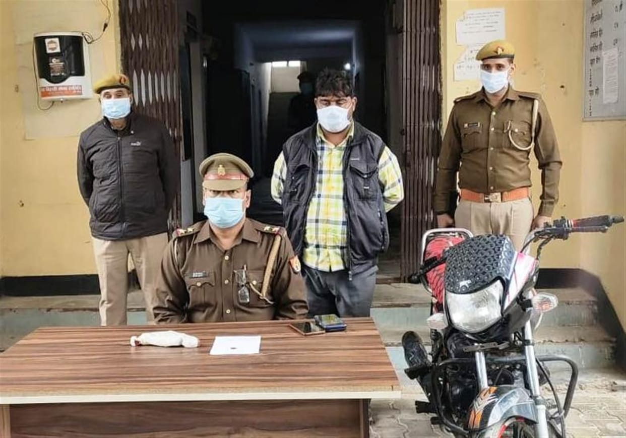 Hathras: Sadabad police and SOG arrested 25 thousand rupees prize crook