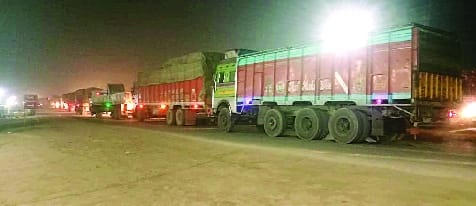 Fierce jam from afternoon to night on the highway in Fatehganj East
