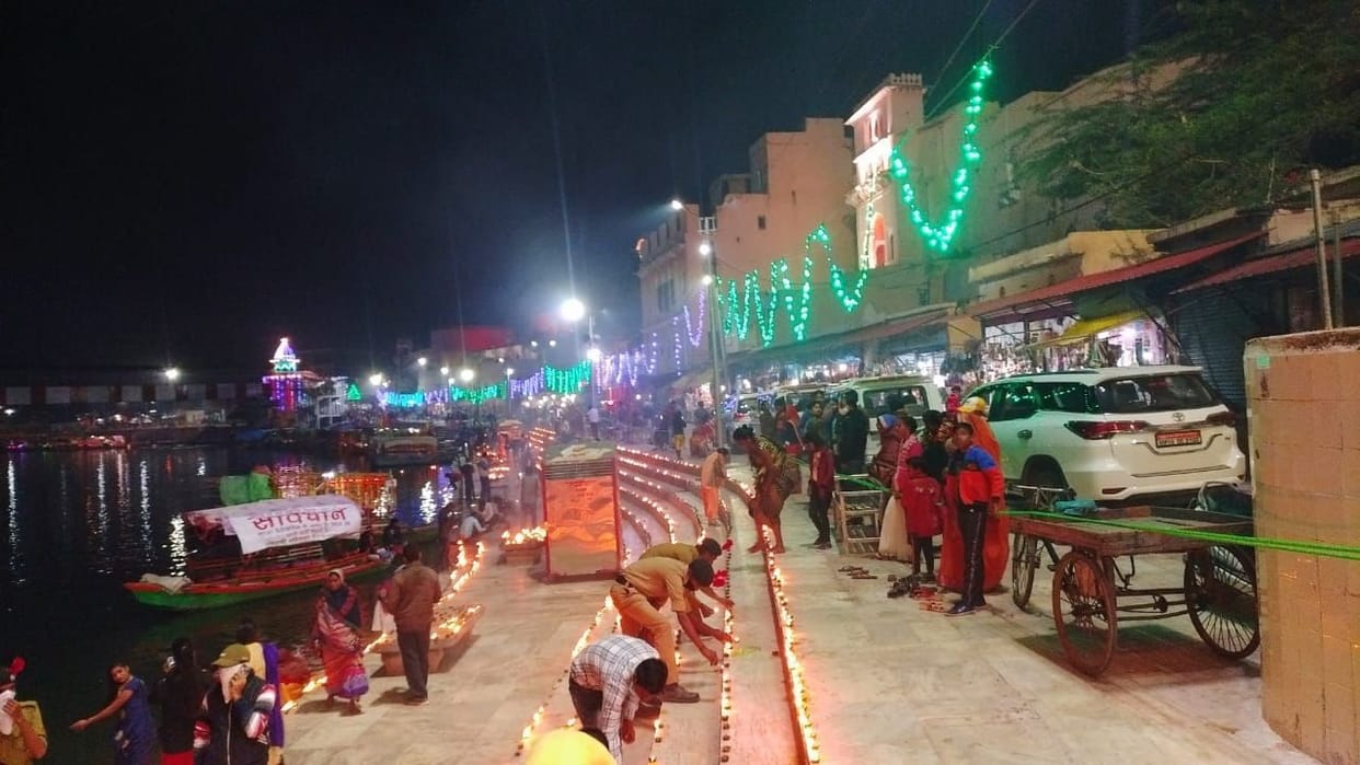 Ramghat was illuminated by 11 thousand lamps