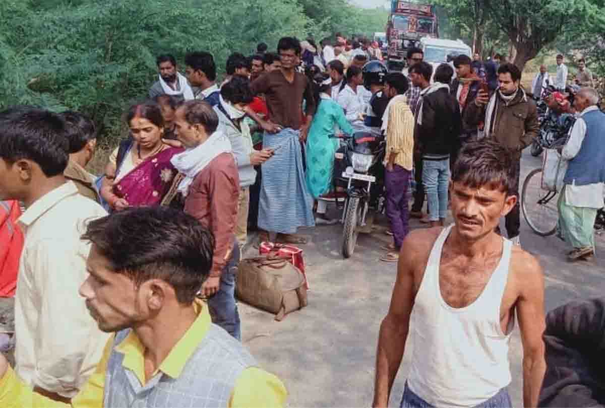 UP: Bus overturned due to tire burst in Fatehpur