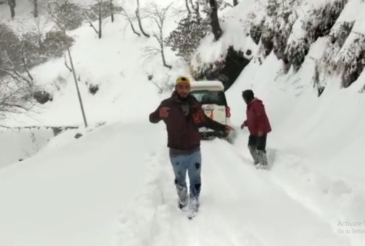 Car stuck in snowfall woman drive car in two feet snow in jalori jot himachal pradesh