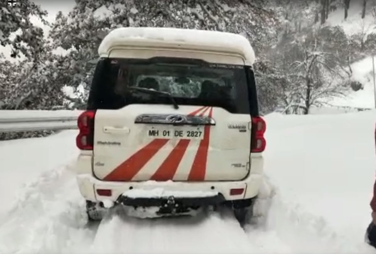 Car stuck in snowfall woman drive car in two feet snow in jalori jot himachal pradesh